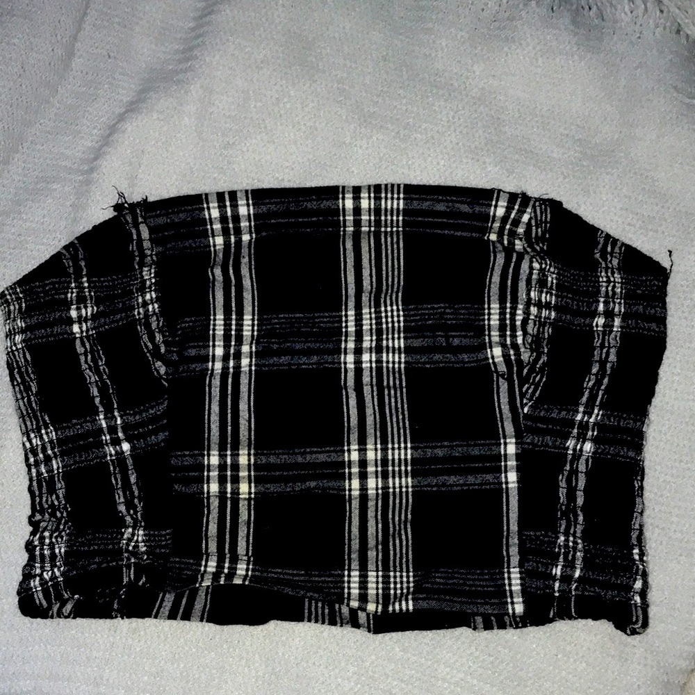 Hollister to top Black and white colored